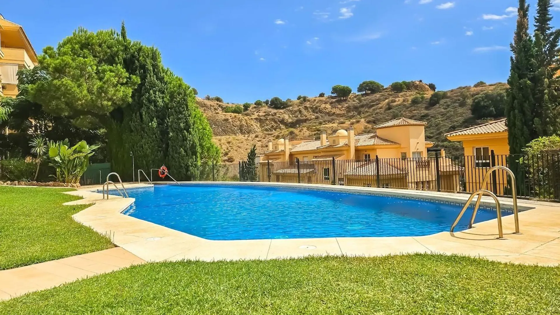 1 Bed Penthouse Apt In Calahonda Sitio de Calahonda